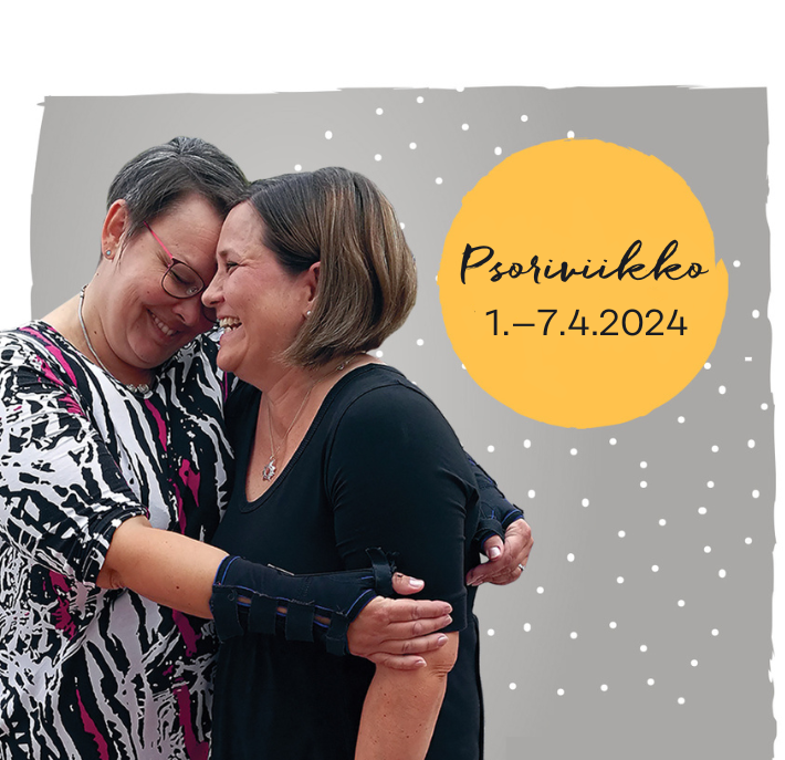 Kaksi naista halaavat. Pallurassa lukee Psoriviikko 1.-7.4.2024.